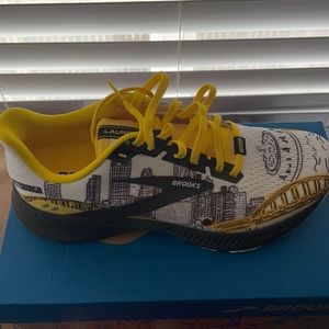 BRAND NEW BROOKS PITTSBURGH SKYLINE SNEAKERS